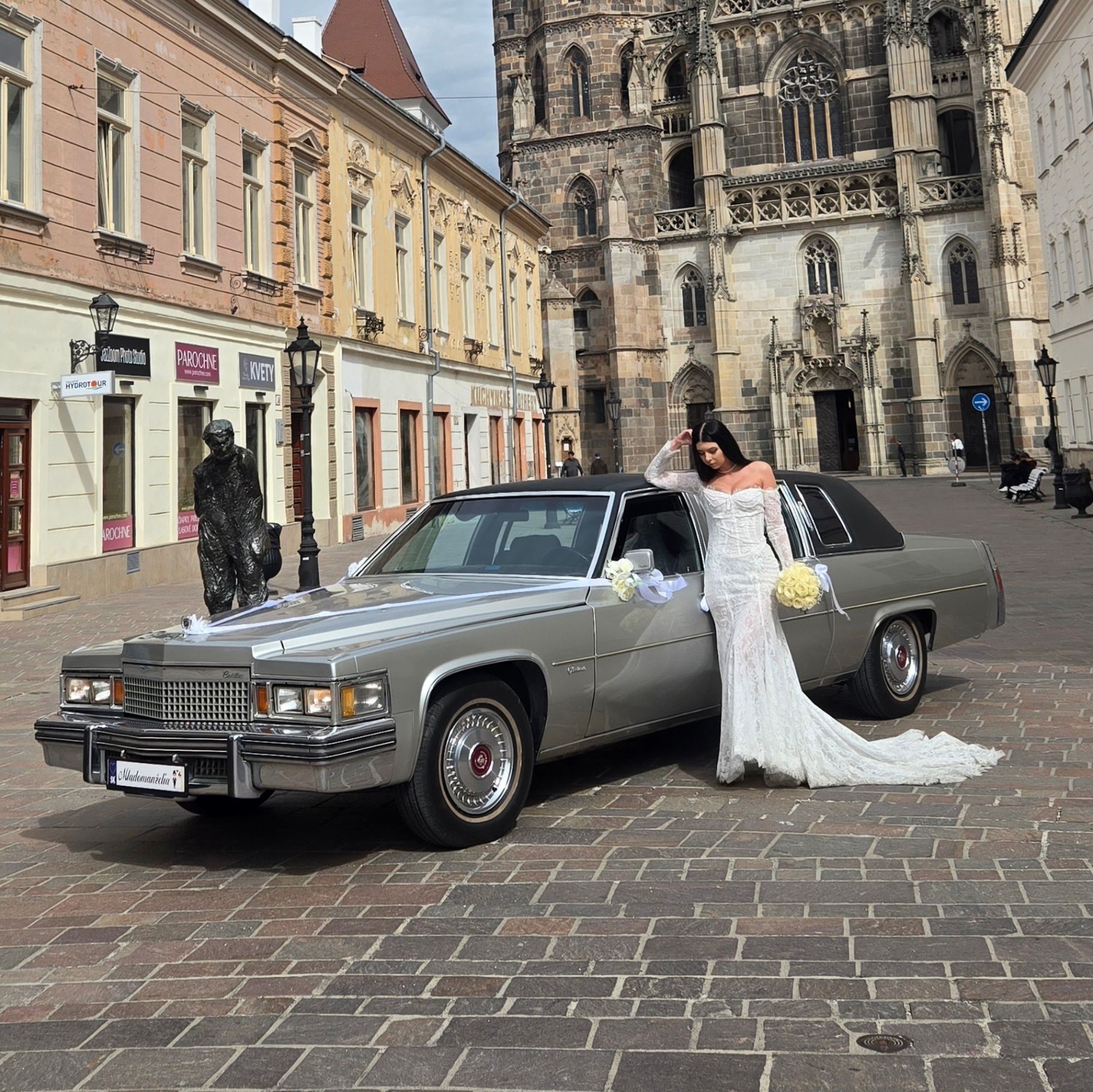 Cadillac Fleetwood Limousine 1979 pred Dómom svätej Alžbety v Košiciach s nevestou