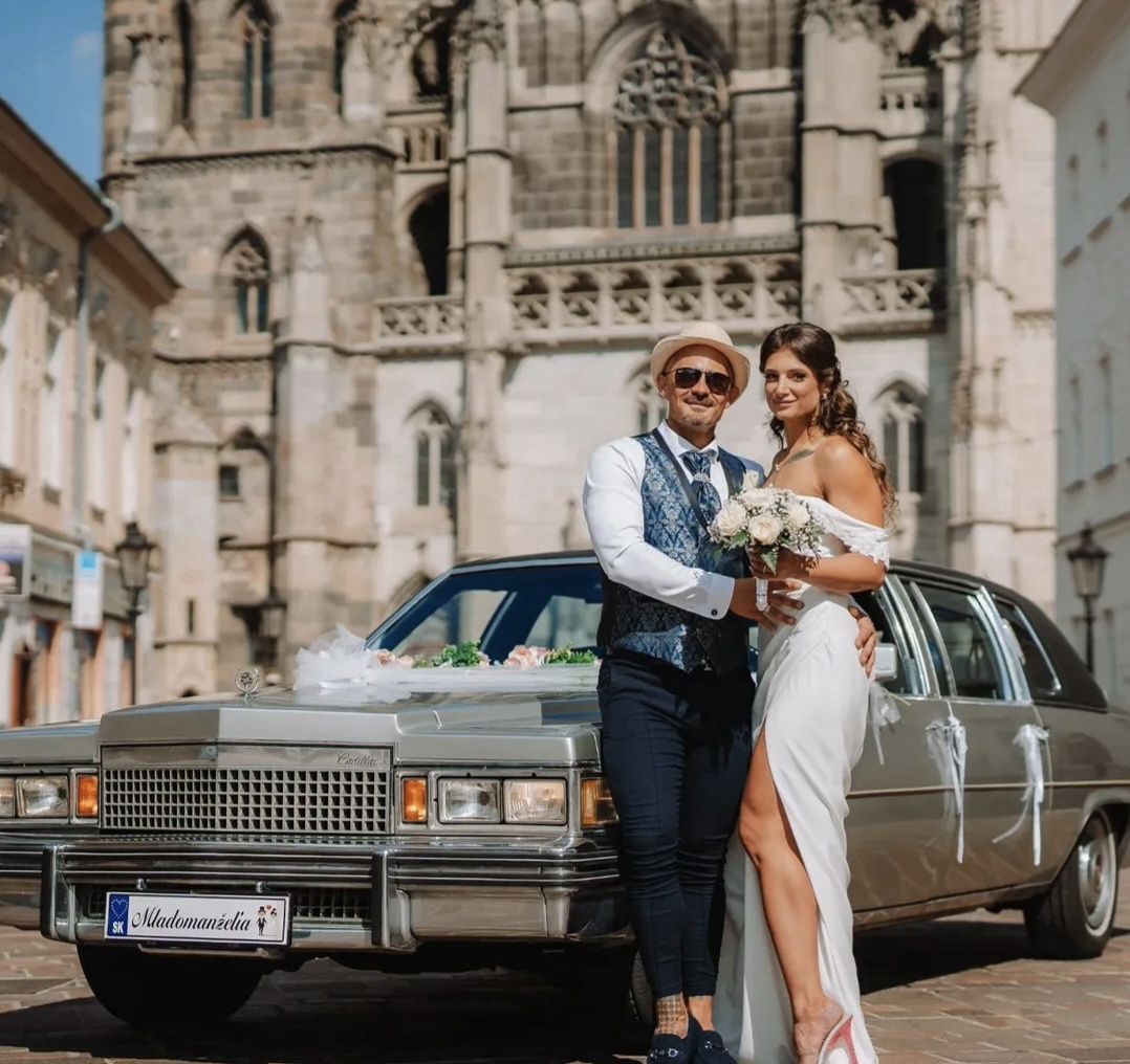 Novomanželia pred Dómom svätej Alžbety v Košiciach, Cadillac Fleetwood za nimi